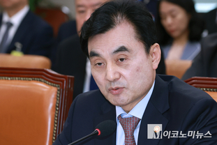 「M포토」 질의에 답하는 안규백 국방부 장관