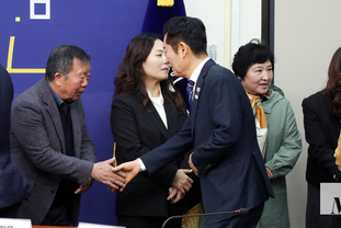 「M포토」 제주항공 여객기 참사 유가족 만난 더불어민주당