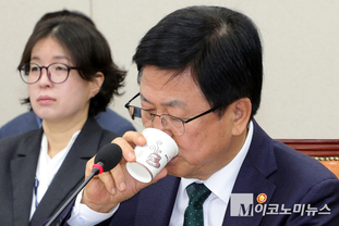 「M포토」 물 마시는 최교진 교육부 장관