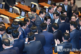「M포토」 민주당 의원들의 환영 받는 李대통령