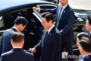 「M포토」 시정연설 마치고 국회 나서는 이재명 대통령