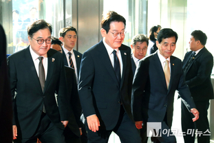 「M포토」 본회의장으로 이동하는 이재명 대통령과 우원식 국회의장