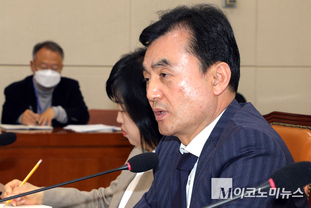 「M포토」 질의에 답하는 안규백 국방부 장관