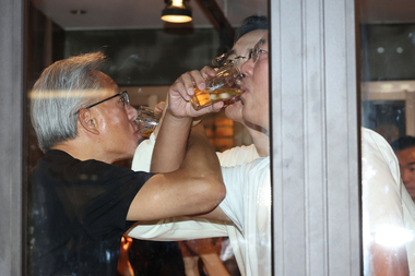 그들만의 러브샷···당신은 누구와 해야 하는가?