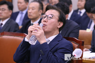 「M포토」 물 마시는 전재수 해양수산부 장관