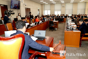 「M포토」 의사봉 두드리는 신정훈 행안위 위원장