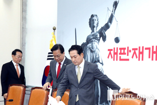 「M포토」 최고위 참석하는 장동혁 대표