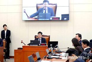 「M포토」 기후노동위 개의 선언하는 안호영 위원장