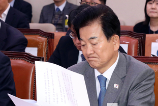 「M포토」 외교통일위원회 전체회의 출석한 정동영 장관