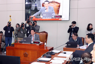 「M포토」 의사봉 두드리는 김석기 위원장