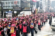 「M포토」 학교 급식·돌봄 비정규직 노동자들의 국회 앞 총파업 거리행진