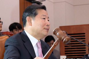 「M포토」 의사봉 두드리는 이철규 산자중기위원장