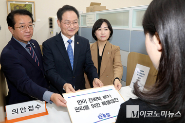 與 ‘한미 전략적 투자관리 위한 특별법안’ 발의