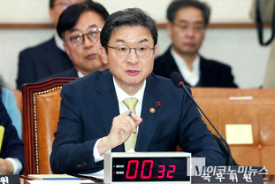 「M포토」 질의에 답하는 이억원 금융위원장