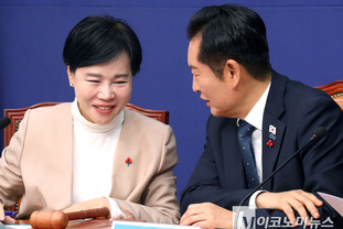 「M포토」 최고위서 대화하는 정청래·전현희