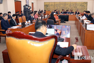 「M포토」 의사봉 두드리는 김교흥 문체위 위원장