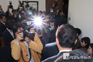 「M포토」 원내대표 사퇴 의사 밝히고 이동하는 김병기