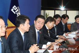 「M포토」 원내대책회의서 발언하는 김병기 원내대표