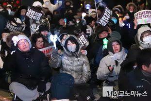 「M포토」 계엄 1년, 응원봉 들고 국회 앞에 모인 시민들