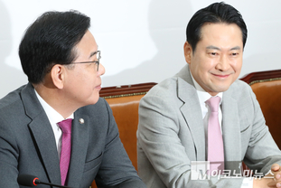 「M포토」 대화하는 장동혁·송언석