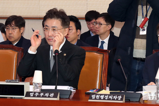 「M포토」 이진수 법무부 차관·배형원 법원행정처 차장, 법사위 법안심사제1소위원회 출석