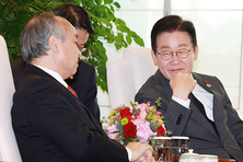 李 대통령, 손정의 회장에 “AI, 기본 인프라로 활용돼야” 강조