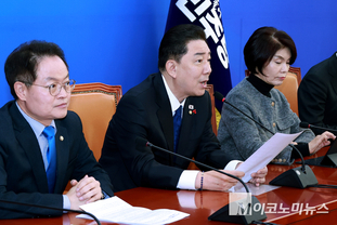 「M포토」 원내대책회의에서 발언하는 김병기