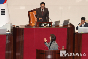 「M포토」 나경원 의원 제지하는 우원식 국회의장