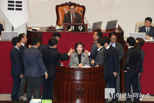「M포토」 나경원 필리버스터에 의장석으로 몰려든 여야 의원들