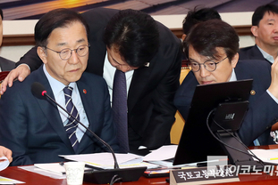 「M포토」 국토위서 복기왕 의원과 대화하는 김윤덕 장관