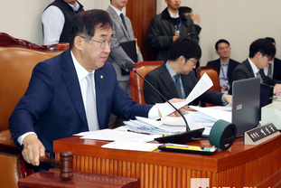「M포토」 의사봉 두드리는 맹성규 국토위원장