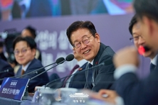 李대통령 지지율 60대 초반 유지...외교·복지 ‘잘한다’ vs 부동산·경제 ‘불안’[NBS]