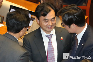 「M포토」 동료 의원들과 인사하는 안규백 국방부 장관