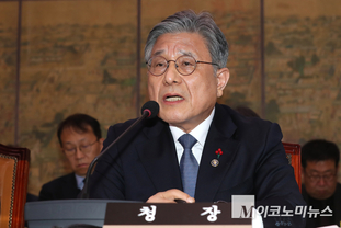 「M포토」 질의에 답하는 허민 국가유산청장