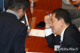 「M포토」 의원들과 논의하는 김병기 민주당 원내대표