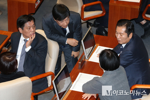 「M포토」 의원들과 대화하는 정청래 민주당 대표