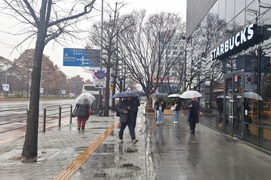 서울 한낮부터 ‘젖은 눈·비’...경기북부내륙은 밤사이 눈 쌓일 듯