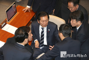 「M포토」 의원들과 대화하는 정청래 민주당 대표