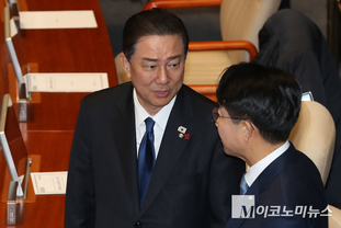 「M포토」 의원들과 대화하는 김병기 민주당 원내대표