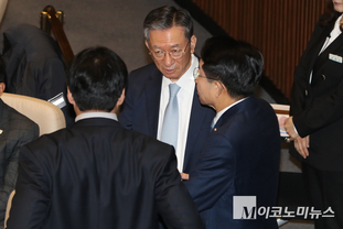 「M포토」 의원들과 대화하는 정성호 법무부 장관