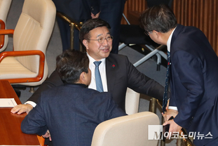 「M포토」 국회 본회의서 의원들과 대화하는 윤호중