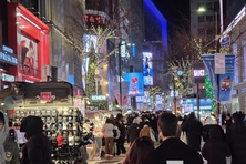 [M포토] 영하권 매서운 추위에도 '성탄절' 분위기로 '북적'