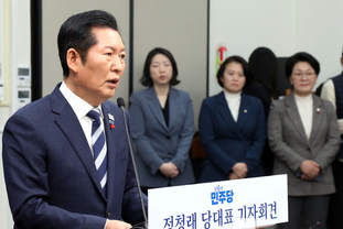 「M포토」 취임 후 첫 기자회견하는 정청래 민주당 대표