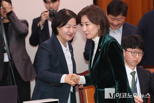 「M포토」 악수하는 추미애·나경원