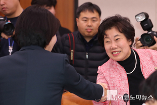「M포토」 추미애 법사위 위원장과 인사하는 조배숙 의원