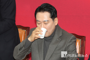 「M포토」 최고위 참석해 물 마시는 장동혁 대표