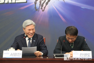 「M포토」 환하게 웃은 한병도·서왕진 원내대표