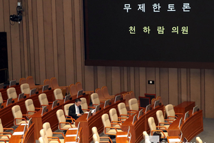 「M포토」 ‘종합특검’ 반대 무제한토론 자리 지키는 정성호