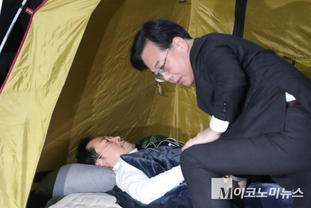 「M포토」 장동혁 대표 살피는 송언석 원내대표