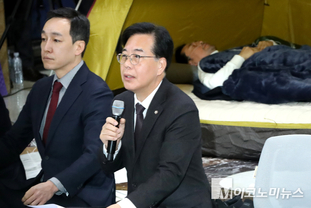 「M포토」 장동혁 대표 자리 비워둔 채 발언하는 송언석 원내대표